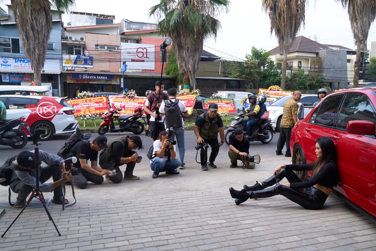 During the photo competition, participants enthusiastically photographed the models and the cars provided