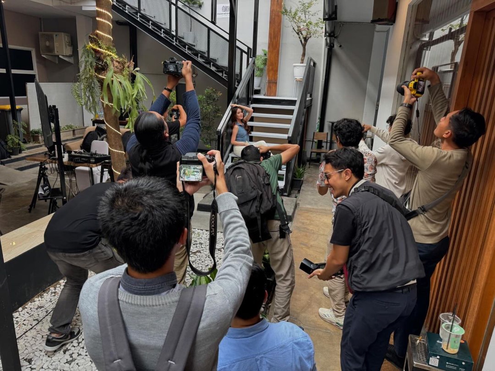 The participants enthusiastically took part in the photography practice session using Piufoto.
