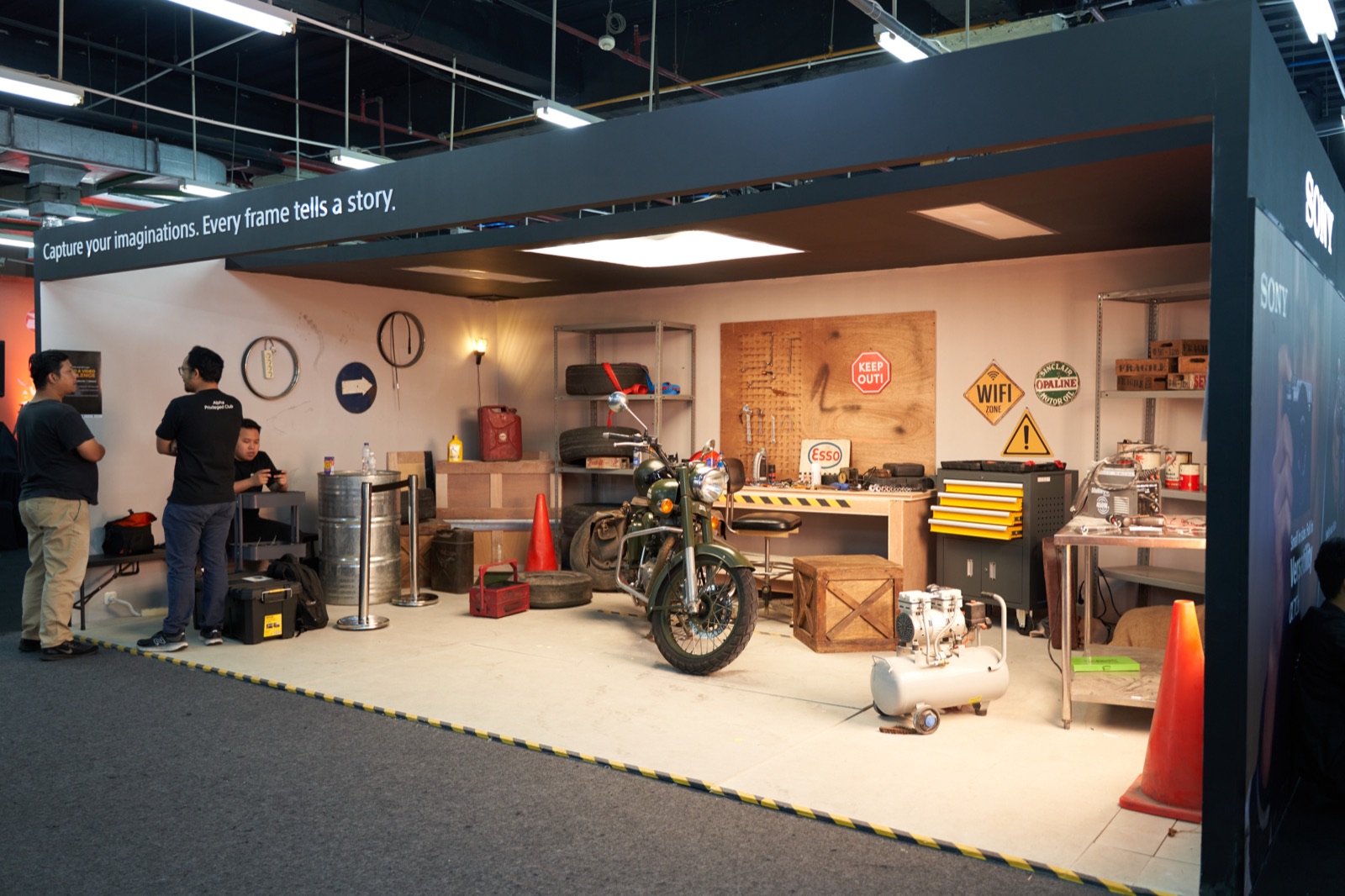 DOSS — A custom booth with a modern workshop theme