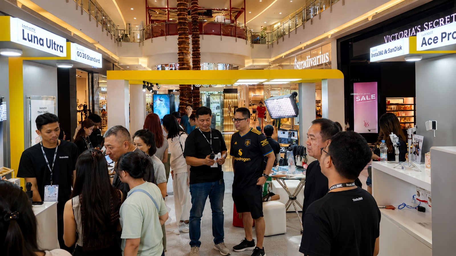Insta360 — Our visitors engaging with Luna.